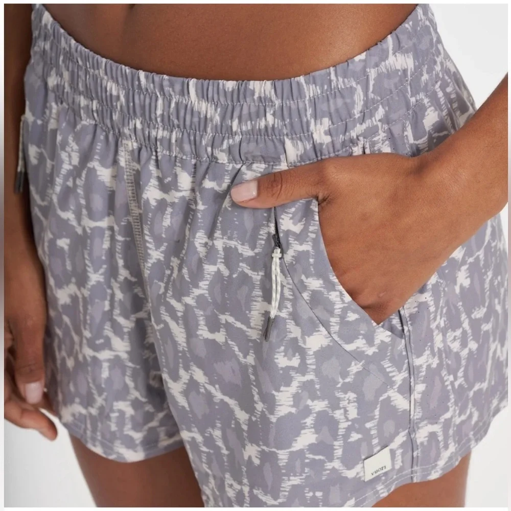 Vuori Dash Shorts in Opal Spots Gray White Women’s Small - Picture 3 of 13